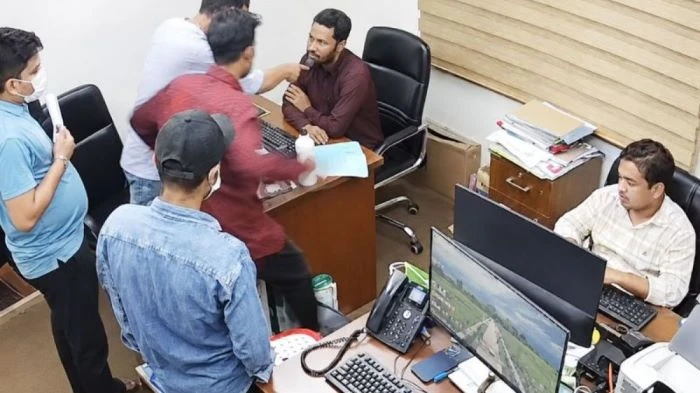 অফিসে ঢুকে বলে, “বাপে ফোন দেয়, ধরস না কেন? বাপের সঙ্গে কথা না বলে কীভাবে ব্যবসা করিস সেটা দেখবো”